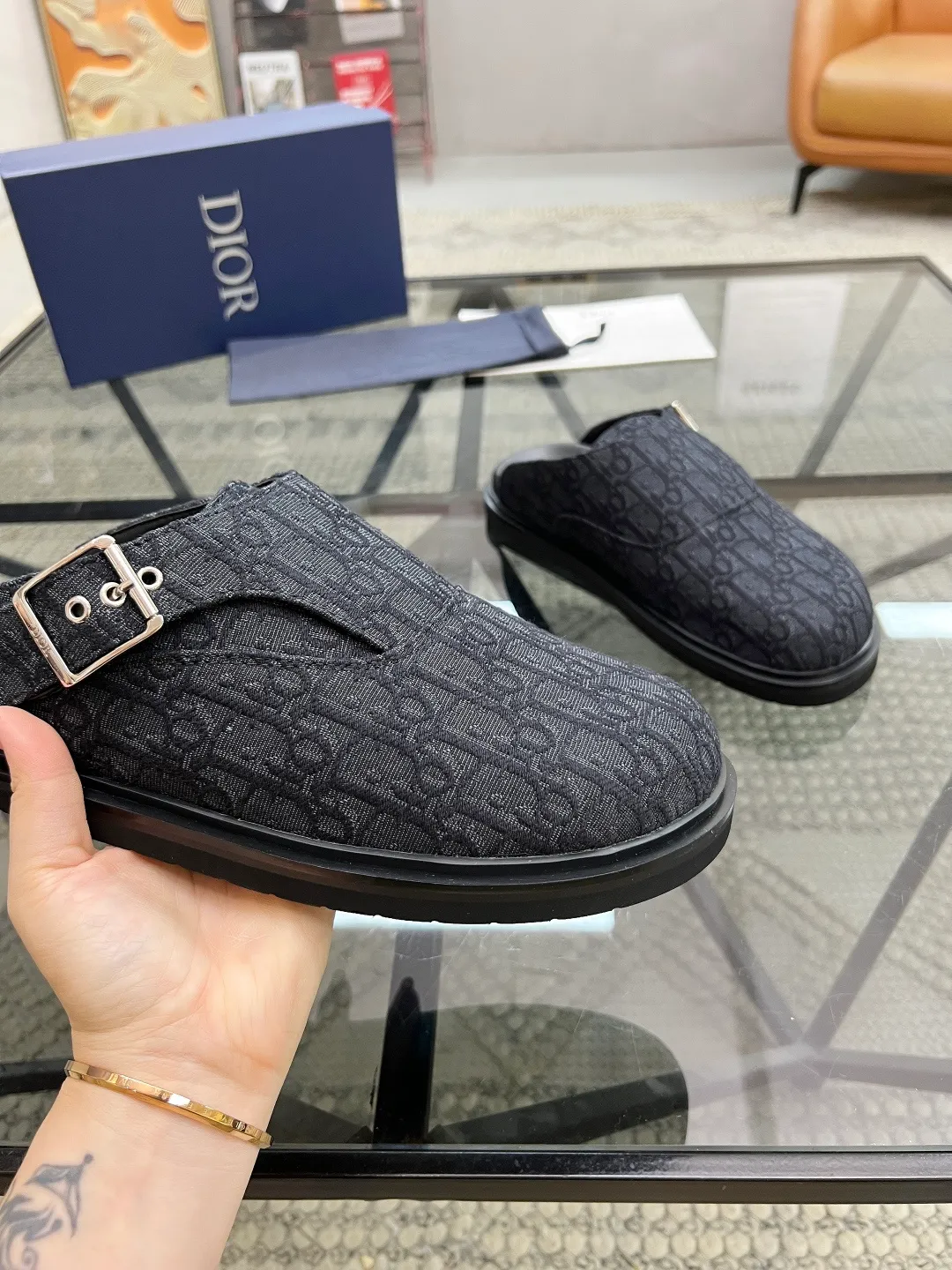 Factory price: 380💰🔍Top purchasing agent🇮🇹 Synchronized with the Dior street hero half drag counter, uppers imported from Italy with D logo cloth fabrics, high-quality complex splicing craftsmanship, soles: original soles specially provided by the original factory, exclusive event molded soles super comfortable, original factory follow-up orders, 🔍🔍high quality, you can enter and exit the counter at will, welcome to compare, code number 39-45 (order 46)